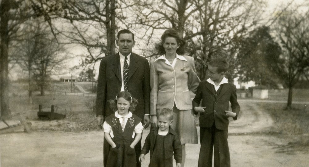 Doris Emma {LESTER) Dellinger and family